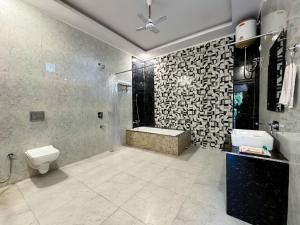 兰纳加The White Oak Corbett Spa & Resort的带浴缸、卫生间和淋浴的浴室。