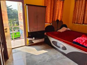 PatrātuHotel Shobha and Tent House的一间卧室配有床、橱柜和门