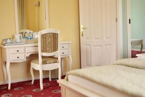 斯基希德尼萨СПА-Готель "RESPECT"的一间卧室配有书桌、椅子和镜子