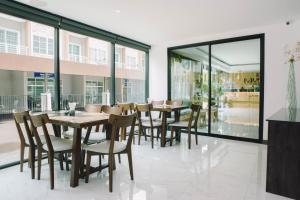 清迈Peppery Hills的用餐室设有桌椅和窗户。