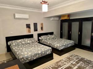 Sarābiyūmقرية البوريڤاچ 1 فيلا الصوري جروب的一间卧室配有两张床,并铺有地毯。