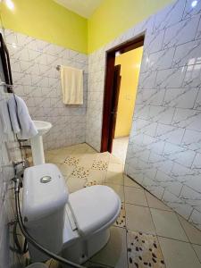 卡巴莱Dangotte Residence Lounge的浴室设有白色的卫生间和镜子