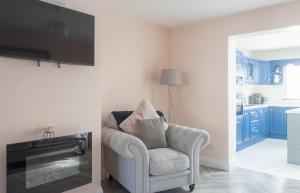 都柏林GuestReady - Charming house in Drimnagh的客厅配有椅子和电视
