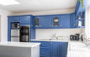 都柏林GuestReady - Charming house in Drimnagh的厨房配有蓝色橱柜和白色台面