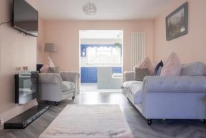 都柏林GuestReady - Charming house in Drimnagh的客厅配有沙发和两把椅子