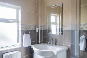 都柏林GuestReady - Charming house in Drimnagh的一间带水槽和镜子的浴室