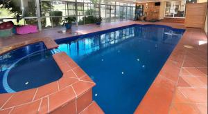 GreenvaleGreen heavan的一座蓝色水的大型游泳池
