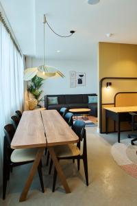 阿姆斯特丹Cityden BoLo District的一间带木桌和椅子的用餐室