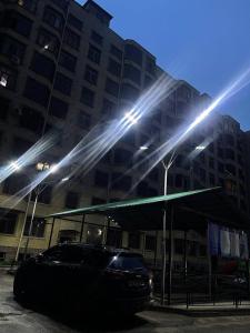 撒马尔罕Уютная квартира в центре города的停在大楼前的灯