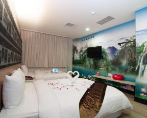 新竹101旅店(芝兰宾馆)的一间酒店客房,床上摆放着鲜花