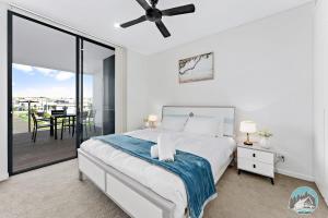 蚬壳港Aircabin - Shell Cove - Waterview - 2 Bed Apt的一间卧室设有一张床和一个阳台