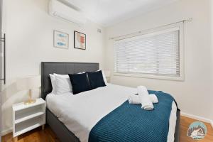 悉尼Aircabin - North Ryde - Sydney - 4 Beds House的一间卧室设有一张大床和一个窗户。