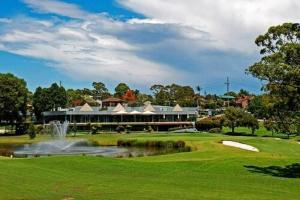 悉尼Aircabin - North Ryde - Sydney - 4 Beds House的一座位于大楼前的带池塘的度假村