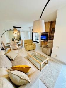 蒙特卡罗Luxurious Monaco Flat: Stunning Views & Amenities的客厅配有沙发和桌子