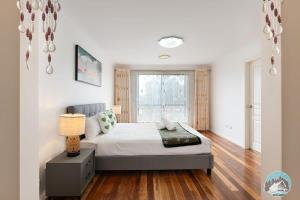 悉尼Aircabin - Telopea - Sydney - 5 Beds Holiday House的一间卧室设有一张床和一个窗口