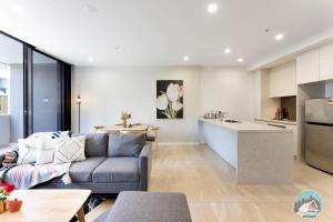 悉尼Aircabin - Olympic Park - Cheerful - 3 Beds APT的带沙发的客厅和厨房