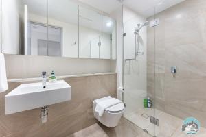 悉尼Aircabin - Olympic Park - Cheerful - 3 Beds APT的浴室配有卫生间、盥洗盆和淋浴。