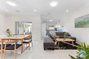 PananiaAircabin - Panania - Sydney - Cozy - 5 Beds House的客厅配有桌子和沙发