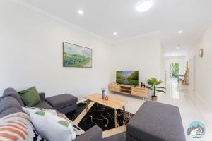 PananiaAircabin - Panania - Sydney - Cozy - 5 Beds House的客厅配有沙发和桌子