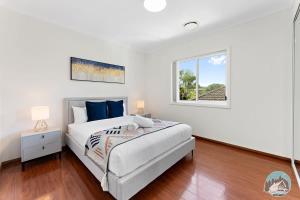 PananiaAircabin - Panania - Sydney - Cozy - 5 Beds House的白色的卧室设有床和窗户
