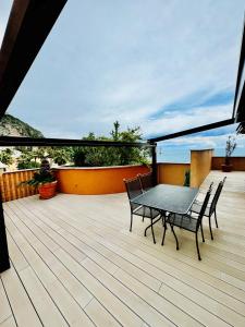 蒙特卡罗Luxurious Monaco Flat: Stunning Views & Amenities的露台设有桌椅