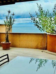 蒙特卡罗Luxurious Monaco Flat: Stunning Views & Amenities的一个带桌子的海景庭院
