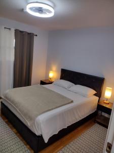 HaysiSpare Room Lodge at Flannagan Dam的一间卧室配有一张大床和两盏灯