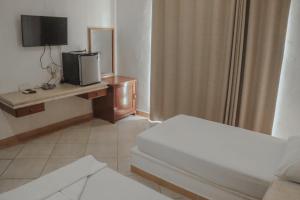 普拉亚卡门Hotel Manzana Blanca 5th Avenue的酒店客房,配有床和电视