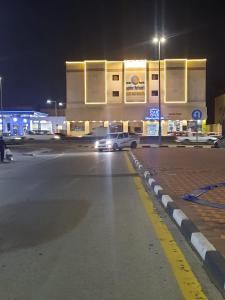 达曼الساعه 60 الفندقيه的夜间停在加油站前的汽车