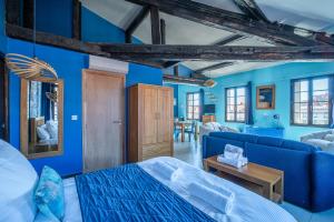 佩皮尼昂Suites Coronell d'En Vila的蓝色的客房配有床和沙发