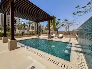 迪拜Trophy - Burj Al Arad Maison de Reve的一座带喷泉的游泳池