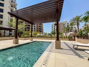 迪拜Trophy Luxe Jumeirah Retreat w Burj Al ARB views的一个带木制凉棚的游泳池