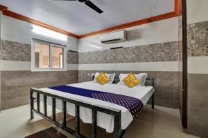 OngoleSPOT ON Hotel Maha Lakshmi的卧室配有一张床