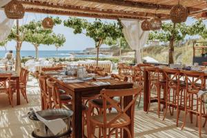 佩亚Cap St Georges Villas的一间设有桌椅的海洋餐厅