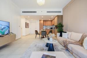 迪拜Trophy - Burj Al Arad Maison de Reve的客厅配有沙发和桌子