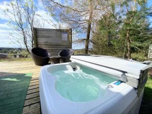 邓弗姆林Blair Tiny House with Private Hot Tub - Pet Friendly- Fife - Loch Leven - Lomond Hills的后院的带滑梯的热水浴池