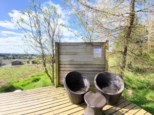 邓弗姆林Blair Tiny House with Private Hot Tub - Pet Friendly- Fife - Loch Leven - Lomond Hills的木甲板上两篮子