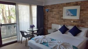 尼尔森湾斯蒂芬斯港汽车旅馆的酒店客房设有一张床和一个阳台。