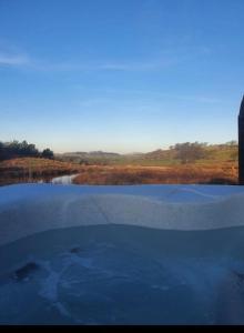 KeltyPond View Pod 1 with Outdoor Hot Tub - Pet Friendly - Fife - Loch Leven - Lomond Hills的水源中的水源反射