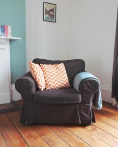 布里斯托Westbourne Place Rooms - by Clifton Short Lets的一张黑色皮沙发,上面有两个枕头