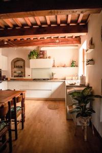 卡尔奇Social Garden - Sharing Room的厨房配有白色橱柜和木桌