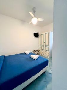 弗卡诺La Giara的一间卧室配有蓝色的床和吊扇