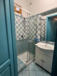 弗卡诺La Giara的带淋浴和盥洗盆的浴室