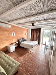 萨尔扎纳B&B Alla Fortezza的一间卧室配有一张床和一个沙发
