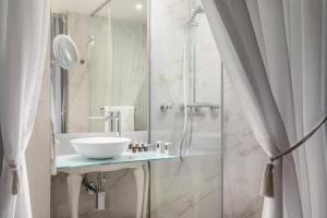 布达佩斯Mystery Hotel Budapest的一间带水槽和淋浴的浴室