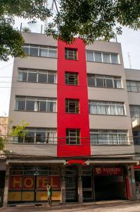 南卡希亚斯Bandeira Hotel的建筑物一侧的红色建筑