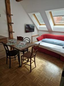 弗龙莱腾Casa di Giovanni - Österreich的一间卧室配有桌椅和一张床