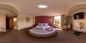 阿雷基帕Hotel Maison Du Solei的一间卧室配有一张红色心的大床