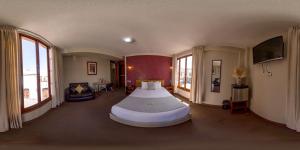 阿雷基帕Hotel Maison Du Solei的卧室中间设有一张大床