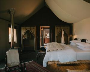 YanquePUQIO的帐篷内一间卧室,配有一张大床
